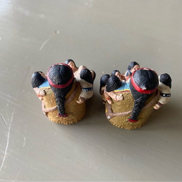 2 Resin Replica Storyteller Figurine - Man, Blue & Brown, Many Children - Picture 6 of 8